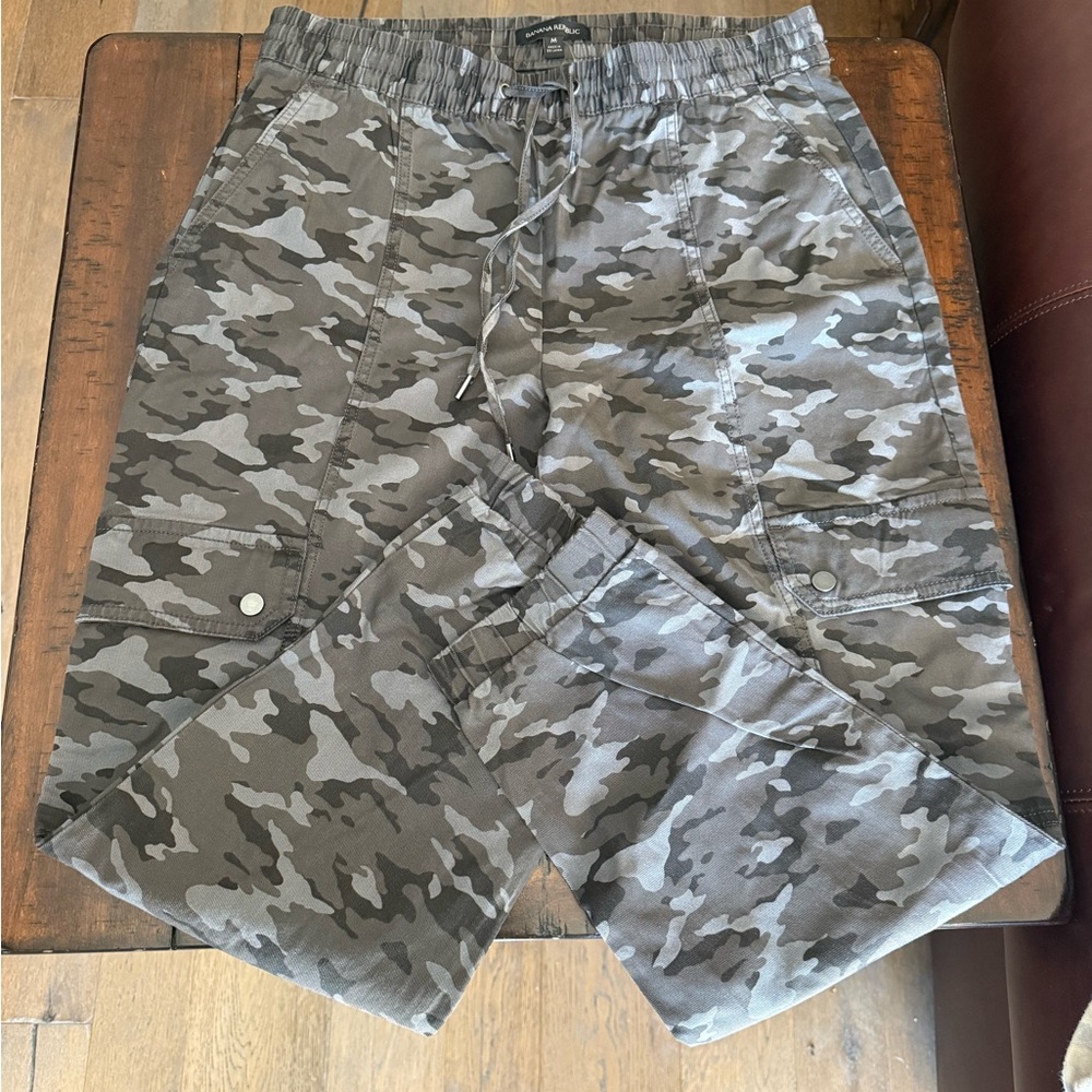 Banana Republic Gray Camouflage Cropped Pants